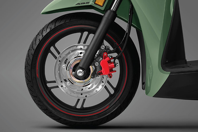 Trên SH350i, HVN duy trì trang bị hệ thống kiểm soát lực kéo (HSTC), công nghệ vốn thường chỉ áp dụng trên những mẫu xe phân khối lớn, giúp xe vận hành êm ái, kiểm soát độ bám đường của bánh sau trên mặt đường trơn trượt, đem lại khả năng vận hành và tăng tốc ổn định, nâng cao cảm giác lái an tâm.