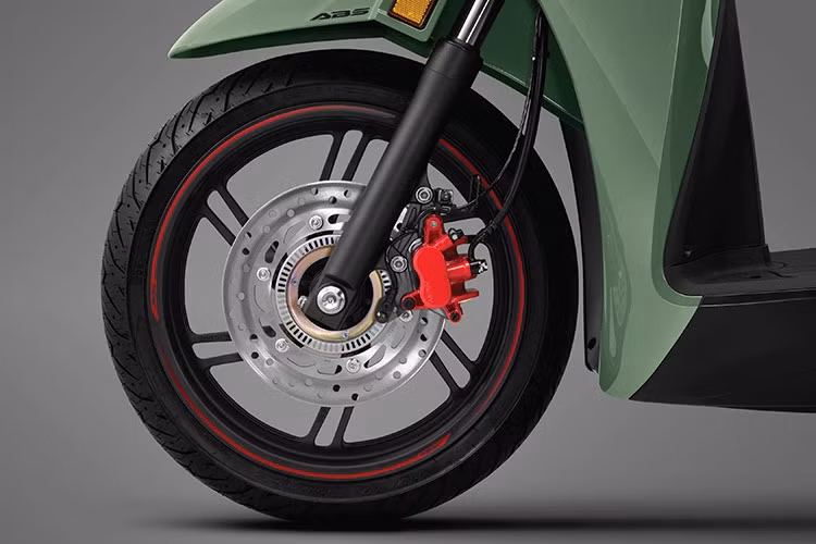 Trên SH350i, HVN duy trì trang bị hệ thống kiểm soát lực kéo (HSTC), công nghệ vốn thường chỉ áp dụng trên những mẫu xe phân khối lớn, giúp xe vận hành êm ái, kiểm soát độ bám đường của bánh sau trên mặt đường trơn trượt, đem lại khả năng vận hành và tăng tốc ổn định, nâng cao cảm giác lái an tâm.