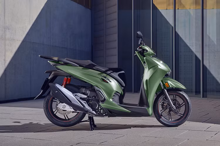 Thiết kế mặt nạ trước của mâu xe tay ga Honda SH350i hoàn toàn mới đột phá với họa tiết chấm tròn. Bề mặt tinh giản, không trang trí cầu kì tạo cảm giác rắn chắc, khỏe mạnh.