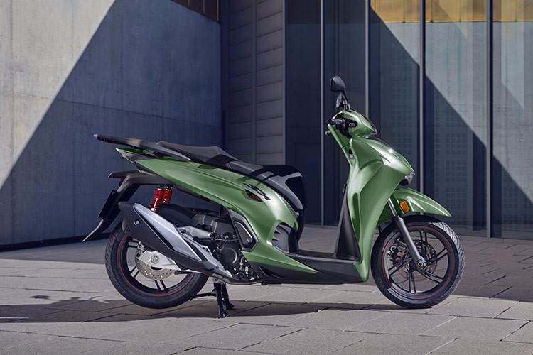 Thiết kế mặt nạ trước của mâu xe tay ga Honda SH350i hoàn toàn mới đột phá với họa tiết chấm tròn. Bề mặt tinh giản, không trang trí cầu kì tạo cảm giác rắn chắc, khỏe mạnh.