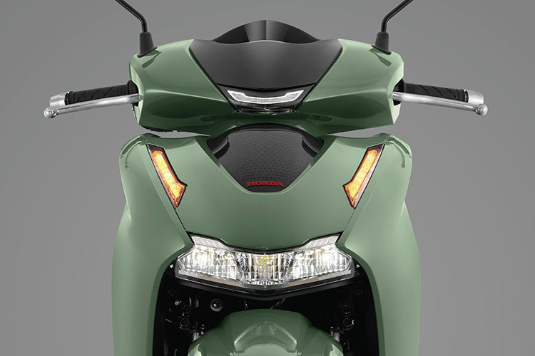 Đèn định vị được tinh chỉnh. Đèn xi nhan mới với thiết kế tối giản, hiện đại. Xe được trang bị hộc đựng đồ phía trước với dung tích lớn hơn cùng lẫy đóng/mở tiện lợi, tích hợp cổng sạc USB loại C tiện dụng. Đèn xi nhan có tính năng cảnh báo tự động khi phanh gấp. Bên cạnh đó, xe còn có hệ thống khoá thông minh hiện đại.