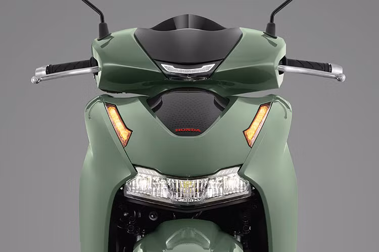 Đèn định vị được tinh chỉnh. Đèn xi nhan mới với thiết kế tối giản, hiện đại. Xe được trang bị hộc đựng đồ phía trước với dung tích lớn hơn cùng lẫy đóng/mở tiện lợi, tích hợp cổng sạc USB loại C tiện dụng. Đèn xi nhan có tính năng cảnh báo tự động khi phanh gấp. Bên cạnh đó, xe còn có hệ thống khoá thông minh hiện đại.