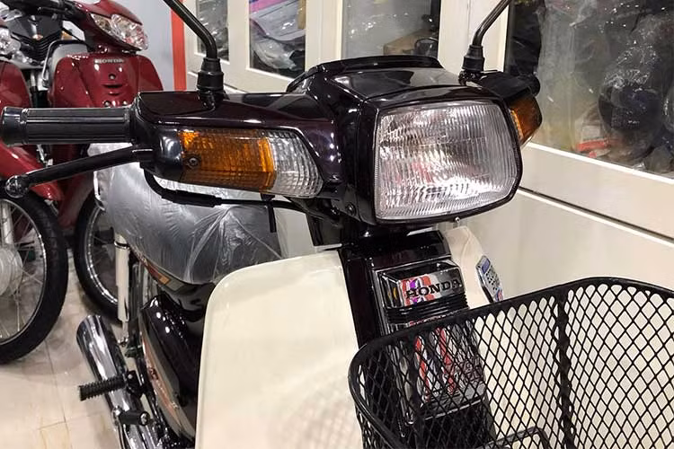 Những chiếc Honda Dream đầu tiên được sản xuất tại Thái Lan vốn khởi động bằng cần đạp. Tới đầu thập niên 90, Honda mới tung ra phiên bản Dream II "tem hồng" có thêm bộ đề. Sau đó, vào khoảng những năm 95, những chiếc Dream Thái "tem lửa" nhập nguyên chiếc bắt đầu thay thế cho Dream "tem hồng" và tiếp tục được người dân Việt Nam ưa chuộng.