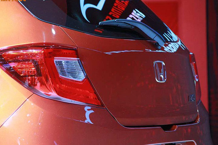 Trên đầu xe xuất hiện cụm đèn pha góc cạnh lấy từ người anh em MPV giá rẻ Mobilio và lưới tản nhiệt mạ crôm dày dặn giống Amaze thế hệ mới. Đằng sau xuất hiện cửa cốp một nửa bằng kính, cụm đèn hậu rộng hơn và ăng-ten nhỏ trên nóc. Ngoài ra, xe còn được trang bị bộ vành hợp kim 15 inch sơn 2 màu theo phong cách thể thao.