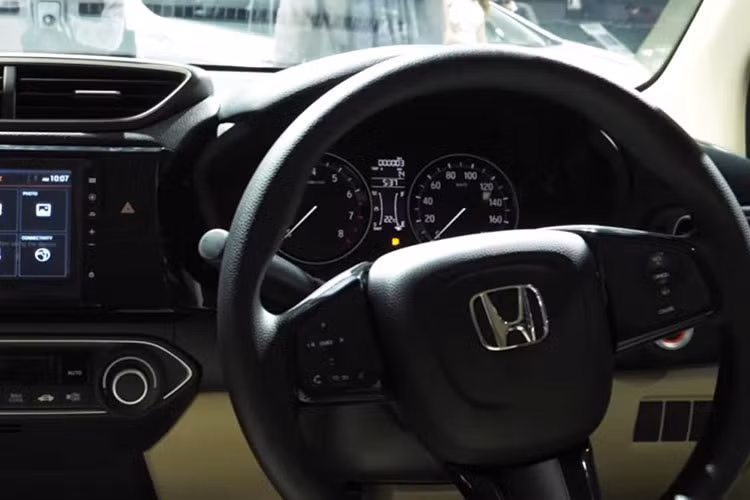 Bên trong của mẫu xe cỡ nhỏ Honda Brio RS 2018 là không gian nội thất bị đánh giá là không thay đổi nhiều so với trước. Honda Brio 2018 vẫn được trang bị mặt táp-lô theo phong cách Jazz trong khi vô lăng, cửa gió điều hòa, núm chỉnh điều hòa và bảng đồng hồ giống phiên bản cũ.