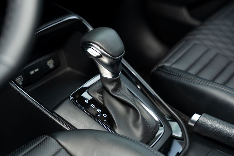 Kia Sonet 2024 được trang bị động cơ Smartstream 1.5G công suất 113 mã lực tại 6.300 vòng/phút, mô-men xoắn 144 Nm tại 4.500 vòng/phút, kết hợp hộp số CVT giả lập 8 cấp, mang đến khả năng vận hành mạnh mẽ, êm ái và tiết kiệm nhiên liệu. Hệ thống khung gầm được tinh chỉnh gia tăng độ cứng vững giúp xe di chuyển đầm chắc, tăng khả năng kiểm soát và mang lại cảm giác lái an toàn.