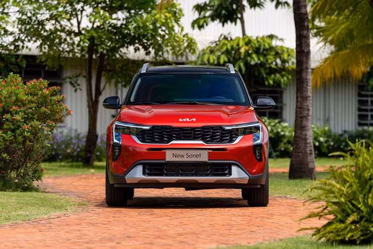 Thân xe sở hữu những đường nét cá tính với các đường gân dập nổi, cùng mâm đúc đa chấu 16 inch phù hợp với mọi điều kiện di chuyển. Phần đuôi xe khỏe khoắn với cụm đèn hậu sắc sảo, cánh hướng gió phía sau và đèn phanh trên cao, hoàn thiện tổng thể thiết kế đầy ấn tượng của Kia Sonet 2024.