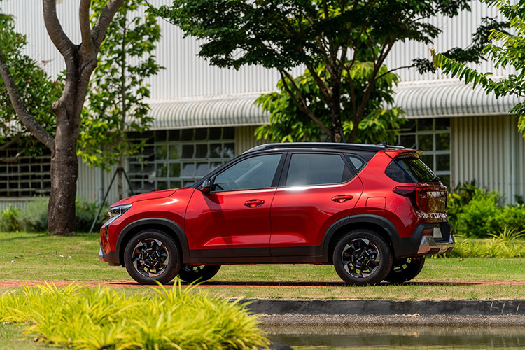 Kia Sonet 2024 tại Việt Nam sở hữu kiểu dáng thể thao, cá tính và đậm chất SUV. Mặt trước nổi bật với lưới tản nhiệt hình mũi hổ mới được thiết kế cách điệu, mở rộng theo phương ngang tạo nên sự bề thế. Hệ thống đèn LED lấy cảm hứng từ hình tượng các chòm sao cùng cản trước tạo hình nổi khối và ốp cản sơn bạc mang đến vẻ ngoài khỏe khoắn, mạnh mẽ.