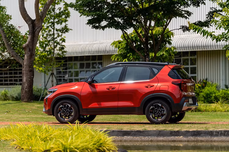 Kia Sonet 2024 tại Việt Nam sở hữu kiểu dáng thể thao, cá tính và đậm chất SUV. Mặt trước nổi bật với lưới tản nhiệt hình mũi hổ mới được thiết kế cách điệu, mở rộng theo phương ngang tạo nên sự bề thế. Hệ thống đèn LED lấy cảm hứng từ hình tượng các chòm sao cùng cản trước tạo hình nổi khối và ốp cản sơn bạc mang đến vẻ ngoài khỏe khoắn, mạnh mẽ.