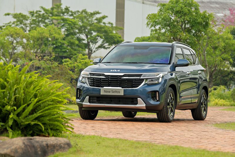 Kia Sonet 2024 được trang bị đầy đủ các hệ thống an toàn tiên tiến như: hệ thống điều khiển hành trình (Cruise Control) và giới hạn tốc độ (Manual Speed Limit Assist - MSLA), cảm biến va chạm phía sau, camera lùi, hệ thống chống bó cứng phanh (ABS), hệ thống phân phối lực phanh điện tử (EBD), hệ thống cân bằng điện tử (ESC),...