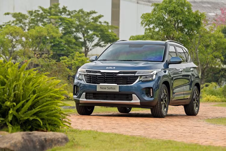 Kia Sonet 2024 được trang bị đầy đủ các hệ thống an toàn tiên tiến như: hệ thống điều khiển hành trình (Cruise Control) và giới hạn tốc độ (Manual Speed Limit Assist - MSLA), cảm biến va chạm phía sau, camera lùi, hệ thống chống bó cứng phanh (ABS), hệ thống phân phối lực phanh điện tử (EBD), hệ thống cân bằng điện tử (ESC),...