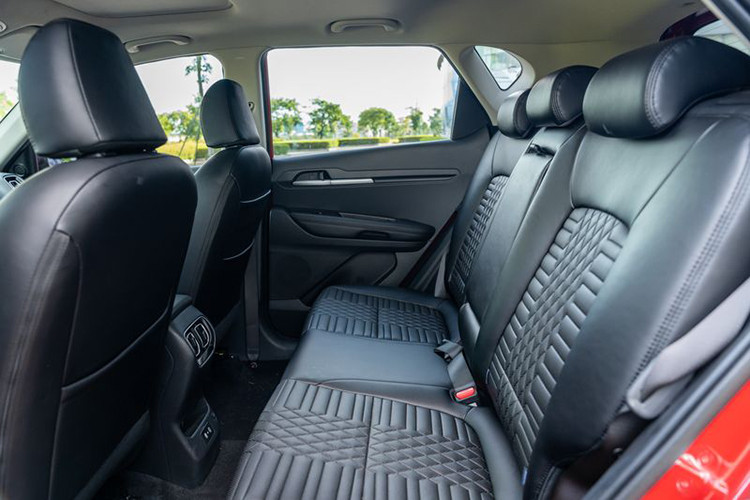 Kia Sonet 2024 cũng được trang bị 3 chế độ lái Normal/Eco/Sport/ giúp khách hàng trải nghiệm các cảm giác lái khác nhau, cân bằng hiệu suất vận hành và tiết kiệm nhiên liệu tối ưu. Bên cạnh đó, 3 chế độ địa hình Snow/Mud/Sand hỗ trợ cho phép người sử dụng tùy chọn linh hoạt theo địa hình thực tế khi di chuyển.