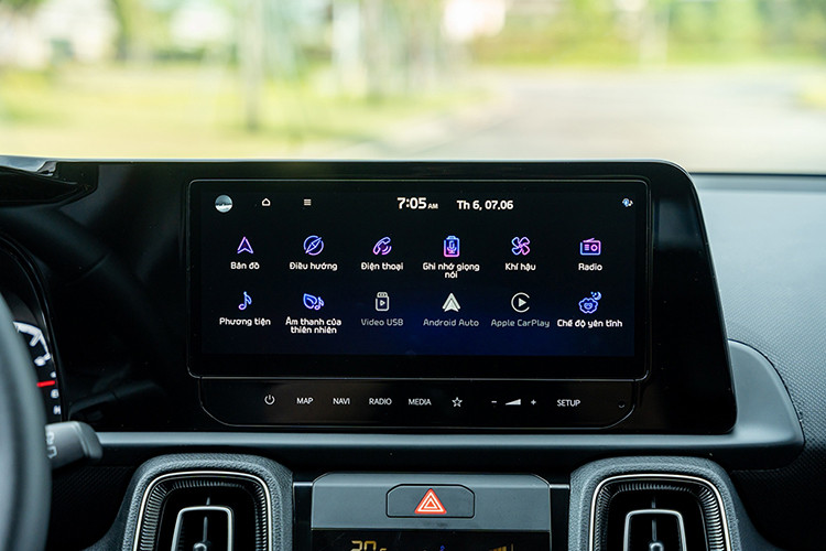 Khoang hành lý rộng rãi với dung tích 392L và hàng ghế 2 có thể gập 60:40 đáp ứng mọi nhu cầu di chuyển của khách hàng. Các tính năng tiện ích như khởi động xe từ xa, cửa sổ trời chỉnh điện, điều hòa tự động, cổng sạc USB, khay để mắt kính, đèn chiếu sáng tách biệt cho khoang lái giúp mang đến sự thoải mái tối đa cho khách hàng.