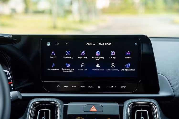 Khoang hành lý rộng rãi với dung tích 392L và hàng ghế 2 có thể gập 60:40 đáp ứng mọi nhu cầu di chuyển của khách hàng. Các tính năng tiện ích như khởi động xe từ xa, cửa sổ trời chỉnh điện, điều hòa tự động, cổng sạc USB, khay để mắt kính, đèn chiếu sáng tách biệt cho khoang lái giúp mang đến sự thoải mái tối đa cho khách hàng.