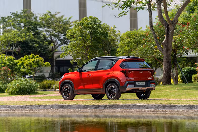 Với kích thước (dài x rộng x cao) lần lượt là 4.120 x 1.790 x 1.642 (mm), và chiều dài cơ sở là 2.500mm, Kia Sonet 2024 sở hữu không gian bên trong rộng rãi.