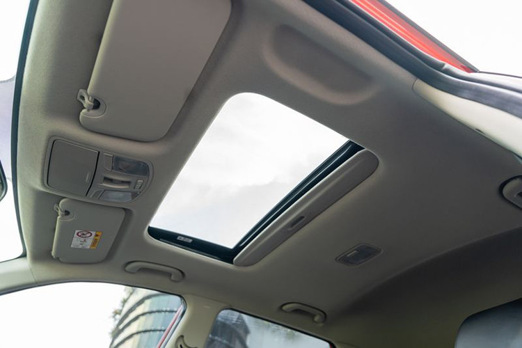 Cụm màn hình liền khối là sự kết hợp giữa màn hình đa thông tin 4.2” TFT LCD với màn hình giải trí kích thước 10.25’’ được tích hợp các tính năng Apple CarPlay/Android Auto không dây, bản đồ dẫn, kết nối Bluetooth đàm thoại rảnh tay với hệ thống âm thanh 6 loa được bố trí khoa học. Tất cả mang đến những xúc cảm đậm chất công nghệ với chất lượng âm thanh chân thực và sống động.