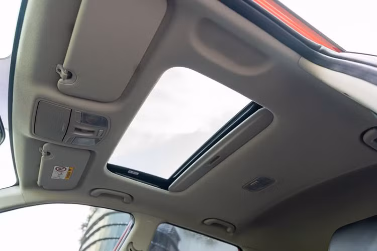 Cụm màn hình liền khối là sự kết hợp giữa màn hình đa thông tin 4.2” TFT LCD với màn hình giải trí kích thước 10.25’’ được tích hợp các tính năng Apple CarPlay/Android Auto không dây, bản đồ dẫn, kết nối Bluetooth đàm thoại rảnh tay với hệ thống âm thanh 6 loa được bố trí khoa học. Tất cả mang đến những xúc cảm đậm chất công nghệ với chất lượng âm thanh chân thực và sống động.