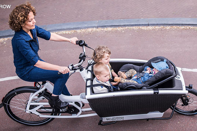 Chiếc xe đạp Urban Arrow Family lai điện này có thể chở được tới 4 người mà không quá cồng kềnh hay gây ô nhiễm môi trường như ôtô.