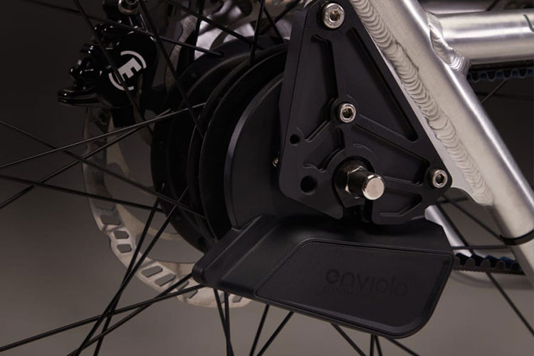 Kết hợp với mô-tơ điện cũng giúp tăng khả năng vận hành cho xe dễ dàng. Chưa hết, bên trong thùng xe còn có dây đai an toàn ba điểm đời mới nhằm đảm bảo an toàn cho trẻ em khi ngồi bên trong.