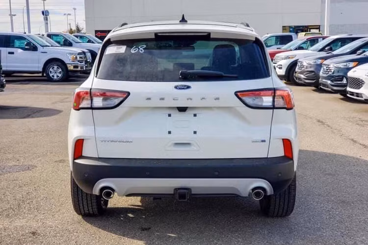 Trong khi đó, thiết sườn xe, vành la-zăng, đuôi xe và cụm đèn hậu của Ford Escape mới cũng được thiết kế lại đẹp mắt hơn nhằm tăng sức cạnh tranh với các đối thủ như Mazda CX-5, Honda CR-V, Hyundai Tucson hay Subaru Forester vừa ra mắt.