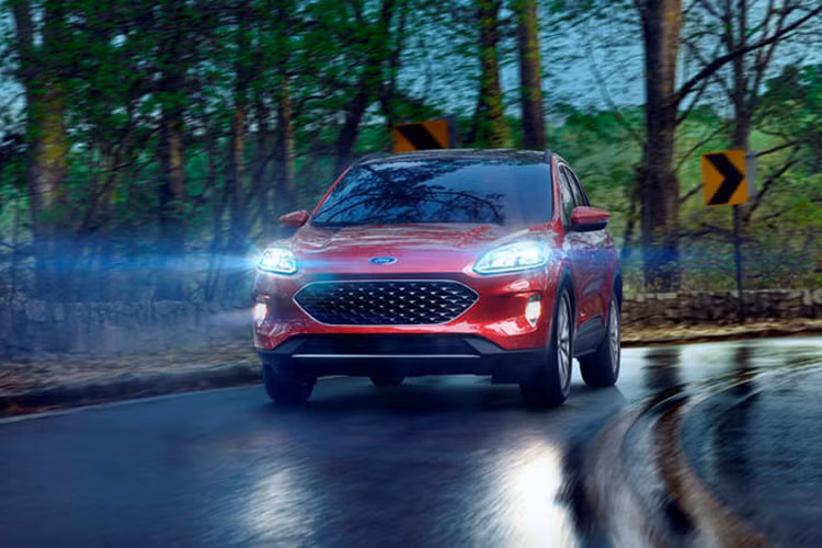 Thông số, giá bán cụ thể và các phiên bản của Escape vẫn còn là bí mật. Được biết, đến ngày 24/10/2019, sẽ có thông tin đầy đủ và rõ ràng hơn cho các phiên bản của Escape tại Việt Nam. Nhưng các đại lý đã bắt đầu nhận đặt cọc xe sớm với số tiền giữ chỗ là 10 triệu đồng. Giá bán Ford Escape 2020 được nhân viên đại lý cho biết sẽ dao động trong khoảng 1 tỷ đồng. Rất có thể đầu năm 2020 xe sẽ được lắp ráp CKD tại Việt Nam.