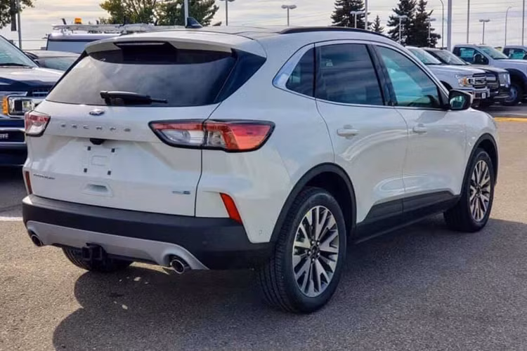 Escape 2020 thế hệ thứ 4 hoàn toàn mới có nhiều thay đổi mạnh mẽ về kiểu dáng thiết kế nội ngoại thất, trang bị nhiều công nghệ an toàn và hỗ trợ lái mới. Xe sở hữu chiều dài 4.585 mm, rộng 1.882 mm, cao 1.742 mm và chiều dài cơ sở 2.710 mm. So với phiên bản cũ, kích thước của Ford Escape 2020 đã tăng đáng kể nhưng trọng lượng lại giảm 90 kg nhờ cơ sở gầm bệ toàn cầu C2 mới.