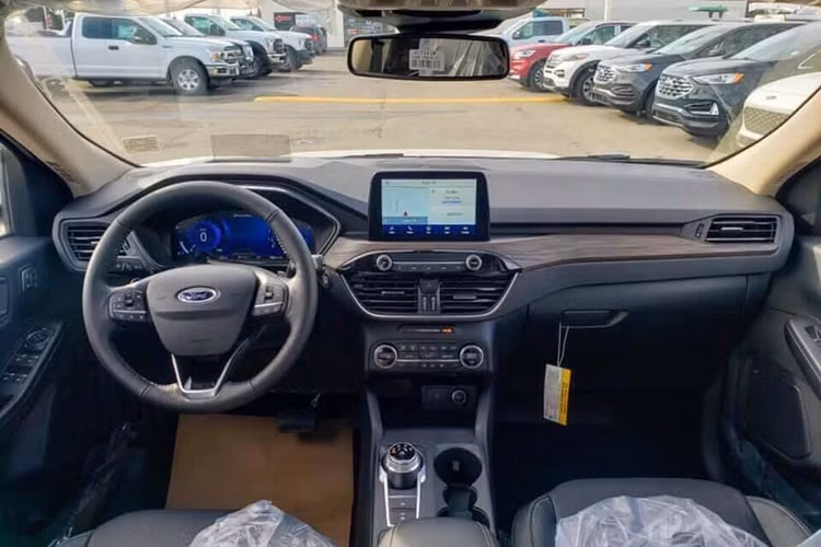 Về nội thất, Escape mới mang nhiều nét tương đồng với trên Explorer hay Focus mới, cụ thể là bảng táp-lô thiết kế đa tầng là màn hình cảm ứng trung tâm nhô cao kích thước 8 inch chạy hệ điều hành SYNC3 hỗ trợ kết nối với Apple CarPlay &amp; Android Auto, trang bị màn hình hiển thị trên kính lái (HUD), tiện nghi giải trí dàn âm thanh Bang &amp; Olufsen (B&amp;O) 10 loa có công suất 575 watt.