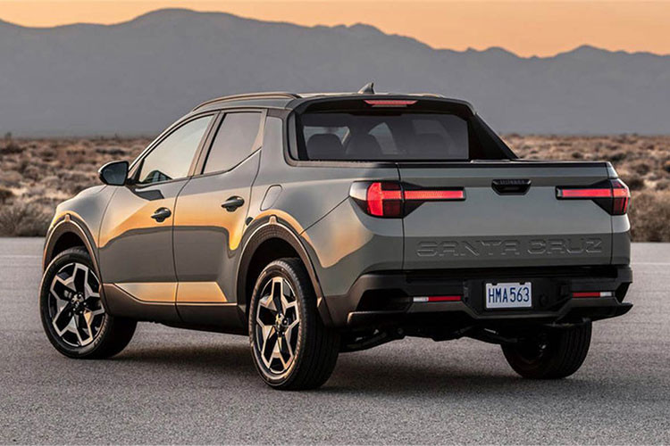 Nội thất của Hyundai Santa Cruz SE 2022 mới khá ấn tượng với điều hòa không khí hiện đại, cửa sổ đóng/mở điện, chìa khóa thông minh đóng/mở cửa từ xa, dàn âm thanh 6 loa, màn hình 4,2 inch sau vô lăng và hệ thống thông tin giải trí 8 inch tương thích với Android Auto và Apple CarPlay. Ngoài ra, xe còn có một số hệ thống hỗ trợ lái như hỗ trợ chùm chiếu sáng cao, hỗ trợ giữ làn, định tâm làn đường và cảnh báo giới hạn tốc độ thông minh.