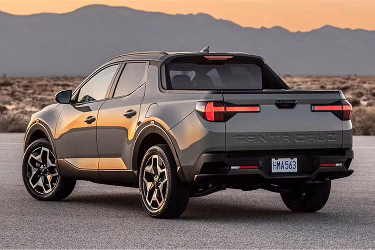 Nội thất của Hyundai Santa Cruz SE 2022 mới khá ấn tượng với điều hòa không khí hiện đại, cửa sổ đóng/mở điện, chìa khóa thông minh đóng/mở cửa từ xa, dàn âm thanh 6 loa, màn hình 4,2 inch sau vô lăng và hệ thống thông tin giải trí 8 inch tương thích với Android Auto và Apple CarPlay. Ngoài ra, xe còn có một số hệ thống hỗ trợ lái như hỗ trợ chùm chiếu sáng cao, hỗ trợ giữ làn, định tâm làn đường và cảnh báo giới hạn tốc độ thông minh.