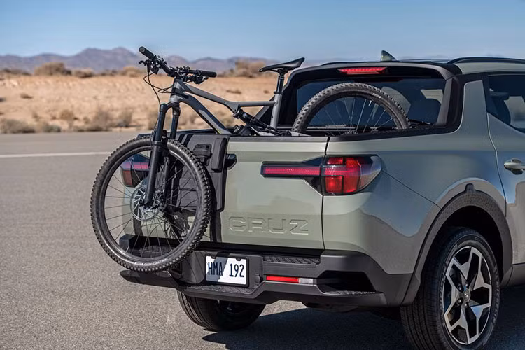 Cung cấp sức mạnh cho Hyundai Santa Cruz SE là động cơ 2.5L 4 xi-lanh sản sinh công suất hơn 190 mã lực và mô-men xoắn cực đại khoảng 244 Nm, đi kèm hộp số tự động 8 cấp và dẫn động cầu trước, hệ dẫn động 4 bánh toàn thời gian là tùy chọn có giá 1.500 USD (khoảng 34,4 triệu đồng).