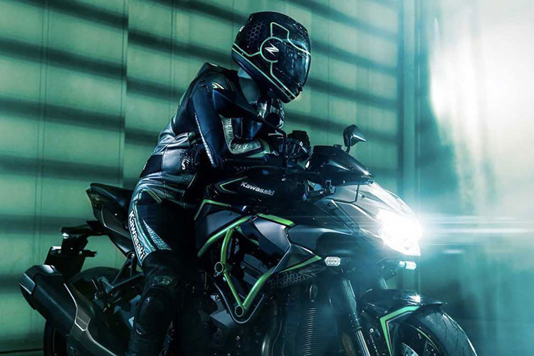 Trải dài theo bộ khung nổi bật của chiếc xe là bình xăng tới thiết kế yên sau có phần khá giống với Kawasaki Z1000 và Kawasaki Z900 hiện tại. Vì thế mà dàn đuôi của Kawasaki Z H2 không có gì nổi bật so với thiết kế trước đây của hãng xe Nhật. Ở thân xe, bộ cánh gió khá lớn và dày được đưa lên dàn đầu cùng với bộ hút gió cưỡng bức của hệ thống siêu nạp.