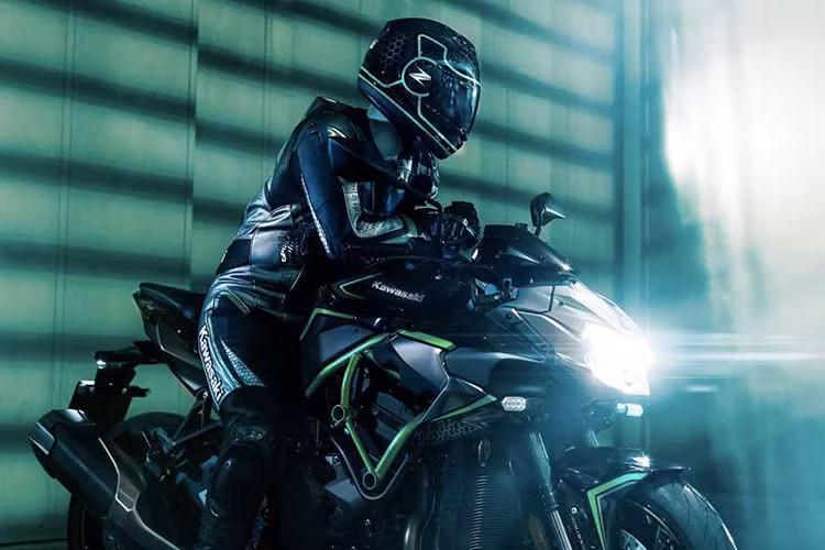 Trải dài theo bộ khung nổi bật của chiếc xe là bình xăng tới thiết kế yên sau có phần khá giống với Kawasaki Z1000 và Kawasaki Z900 hiện tại. Vì thế mà dàn đuôi của Kawasaki Z H2 không có gì nổi bật so với thiết kế trước đây của hãng xe Nhật. Ở thân xe, bộ cánh gió khá lớn và dày được đưa lên dàn đầu cùng với bộ hút gió cưỡng bức của hệ thống siêu nạp.