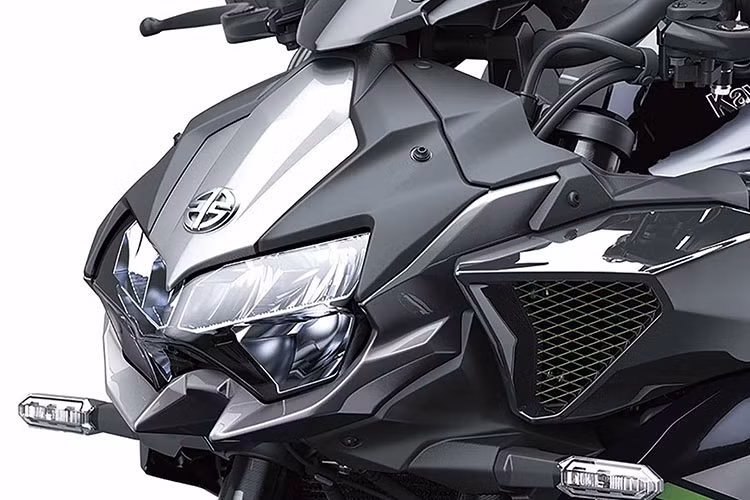 Ở dàn đầu, chiếc xe mang khối đèn rất lớn có thiết kế quen thuộc từ Kawasaki Z400 lai với đầu đèn Z900 và cánh gió nhỏ giống với mẫu Kawasaki Ninja H2. Các phần ốp nhựa trên đầu đèn đều khá lớn và cho chiếc xe một dàn đầu đầy cục mịch và có phần hung tợn.