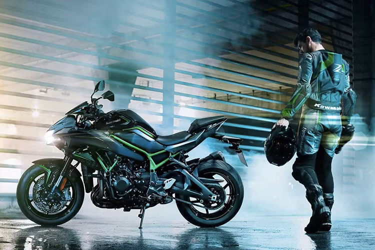 Sở hữu sức mạnh động cơ đến từ bộ máy 4 xy-lanh, dung tích 998 cc, tích hợp công nghệ siêu nạp, cho sức mạnh 197,1 mã lực tại 11.000 vòng/phút cùng với lực kéo cực đại lên tới 137 Nm tại 8.500 vòng/phút. Với sức mạnh ở vòng tua cao như vậy, Kawasaki Z H2 sẽ là chiếc naked-bike hàng "khủng" trong phân khúc 1.000 phân khối.