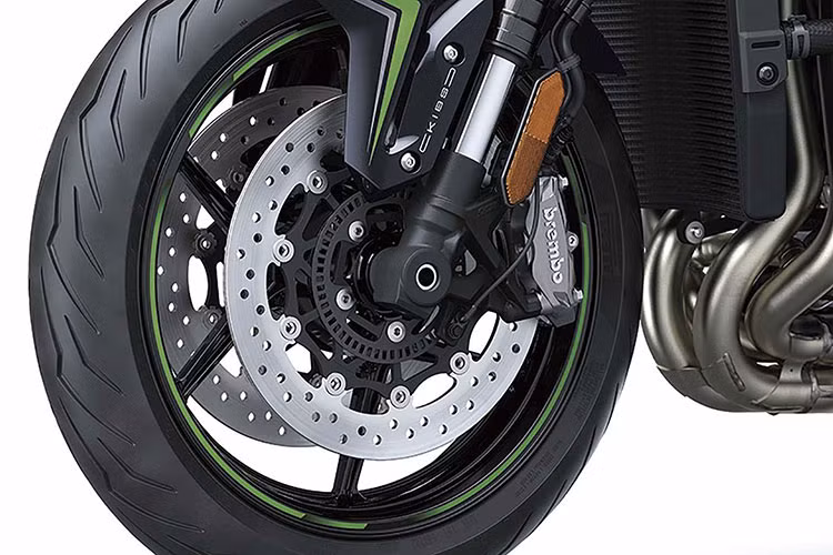 Ở dàn chân đầu xe, phuộc hành trình ngược USD của Showa có kích thước lớn kết hợp với phanh đĩa đôi và cùm phanh Brembo M4 cùng tiêu chuẩn an toàn ABS tất nhiên được tích hợp. Dàn chân sau của xe vẫn là sự xuất hiện của bộ gắp sau dạng gắp đôi thông thường cùng vành đúc hợp kim giống với phía trước. Không được trang bị một cách tỉ mỉ và đặc biệt như người anh em Ninja H2 với gắp đơn và vành thiết kế.