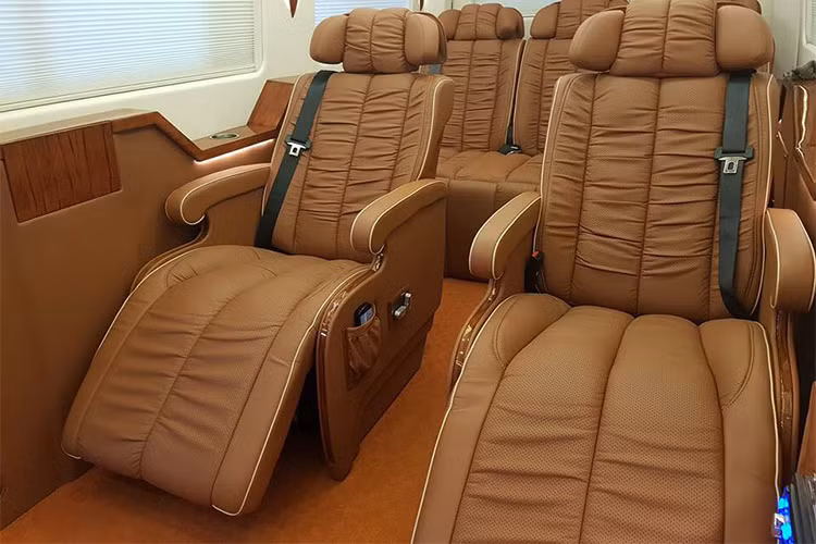 Trần xe được tạo hình không kém các nhà hàng, khách sạn. Hệ thống ánh sáng trong xe được bố trí ẩn ở các mép để tạo sự sang trọng. Rèm cửa sổ bên và vách ngăn với khoang tài xế tạo sự riêng tư cho người ngồi trong.