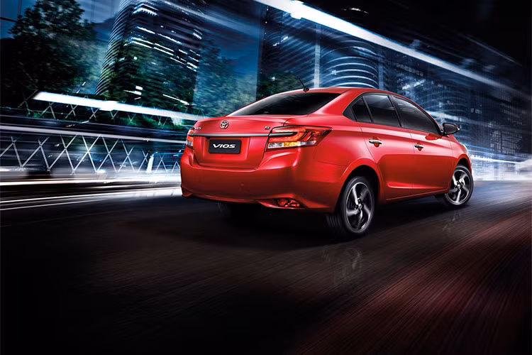 Động cơ của Toyota Vios 2018 tại Thái Lan là động cơ xăng Dual VVT-i 4 xi-lanh, dung tích 1,5 lít mới, tạo ra công suất tối đa 108 mã lực tại vòng tua máy 6.000 vòng/phút và mô-men xoắn cực đại 140 Nm tại vòng tua máy 4.200 vòng/phút như phiên bản cũ. Sức mạnh được truyền tới cầu trước thông qua hộp số tự động CVT với 7 cấp số ảo.