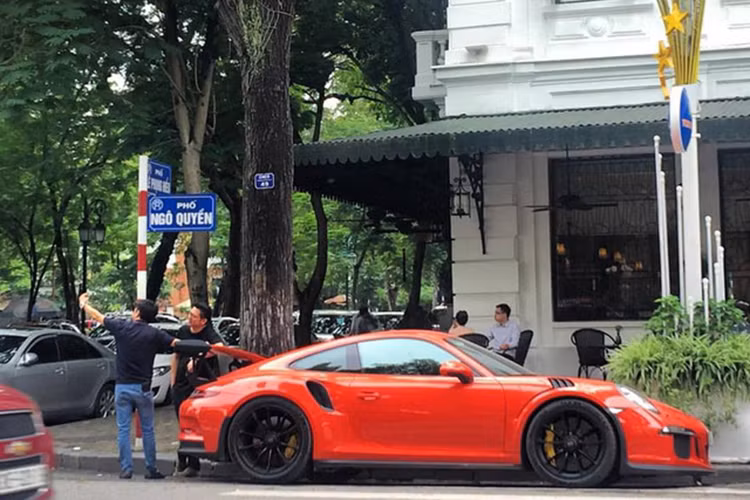 Ngay sau đó, giới săn xe tại Hải Dương đã bắt gặp tay chơi siêu xe đình đám nhất Việt Nam này ngồi sau vô lăng của chiếc Porsche 911 GT3 RS dạo phố tại đây cùng với những người bạn trên siêu xe Lamborghini Huracan LP580-2 màu đỏ và một chiếc Range Rover.