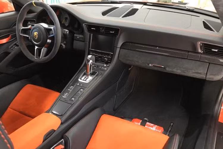 Bên trong khoang lái siêu xe 911 GT3 RS có "nội y" màu cam-đen bắt mắt cùng nhiều chi tiết được phủ sợi carbon. Xe sở hữu cụm đồng hồ theo chất xe đua ấn tượng đi kèm những tính năng giải trí mới nhất của Porsche.