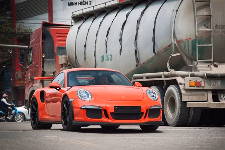 Chiếc Porsche 911 GT3 RS Coupe màu cam mà Cường Đô la vừa chạy thử là chiếc thứ 3 xuất hiện tại Việt Nam nhưng lại là chiếc duy nhất định cư tại đây. Trước đó hai chiếc khác mang ngoại thất trắng muốt và cam do Porsche Việt Nam đưa về nước theo diện tạm nhập tái xuất.