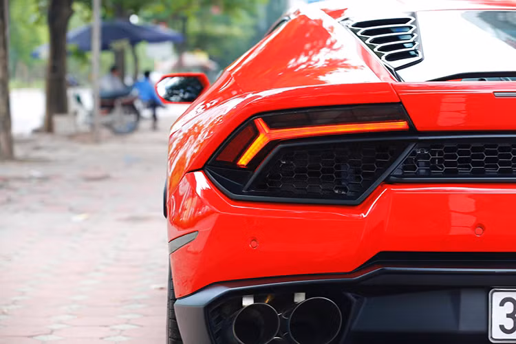 Đáng chú ý trên mẫu xe này là hệ thống treo đã được làm mới nhờ vào các lò xo cùng các thanh chống lật. Độ cứng lò xo của Lamborghini Huracan LP 580-2 cũng tăng thêm 50% so với mẫu Gallardo LP 550-2.