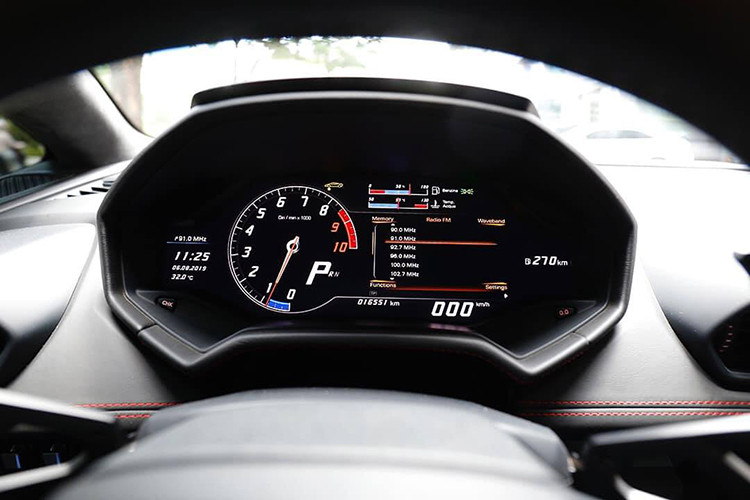 Hệ thống điều khiển động học trên Huracan LP 580-2 được điều chỉnh thông qua nút ANIMA (Adaptive Network Intelligent Management) trên vô-lăng, cho phép người lái tuỳ chọn các chế độ lái khác nhau. Hệ thống khởi động bằng nút bấm ẩn sau nắp đậy màu đỏ nổi bật ở bảng điều khiển trung tâm.