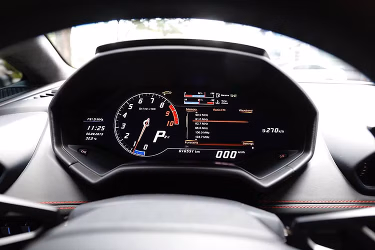 Hệ thống điều khiển động học trên Huracan LP 580-2 được điều chỉnh thông qua nút ANIMA (Adaptive Network Intelligent Management) trên vô-lăng, cho phép người lái tuỳ chọn các chế độ lái khác nhau. Hệ thống khởi động bằng nút bấm ẩn sau nắp đậy màu đỏ nổi bật ở bảng điều khiển trung tâm.