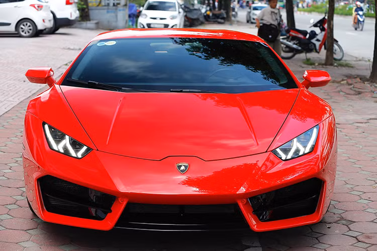 Chiếc xe trong bài viết này được chủ nhân độ lên khá nhiều đồ chơi đắt tiền như; ống xả Fi Exhaus Titanium, phuộc Novitech... và đang được chào bán trên các diễn đàn với mức hơn 12 tỷ đồng, xe thuộc đời 2016 và mới chỉ lăn bánh gần 10.000 km. Như vậy so với mức giá chính hãng khi mua, chủ nhân của nó đã "bay" khoảng 8 tỷ đồng sau gần 4 năm sử dụng.