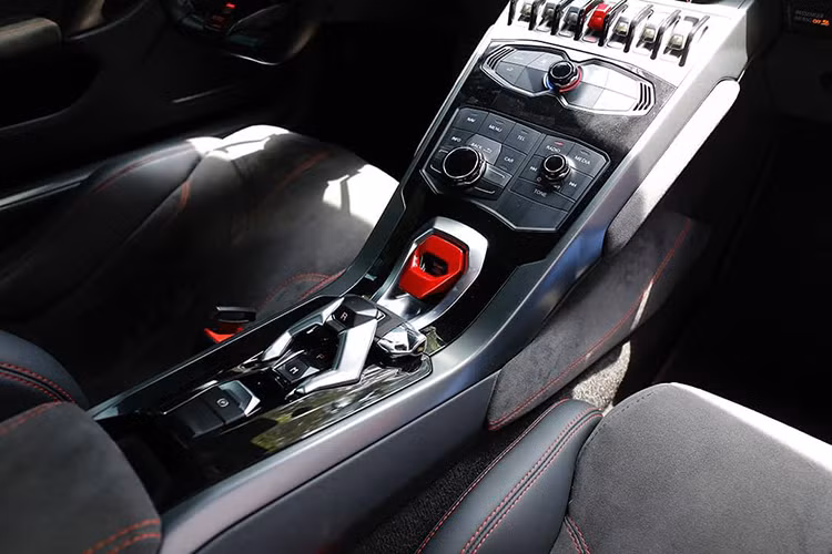 Ở chế độ lái Strada, chiếc siêu xe Lamborghini Huracan LP 580-2 có phản hồi lái nhẹ nhàng và độ bám đường tối ưu. Nếu muốn cảm giác "dính ghế" phấn khích, người lái có thể chuyển sang chế độ Sport. Ở chế độ Corsa, phản hồi lái chính xác, xe đạt hiệu suất tối ưu trên đường đua. 