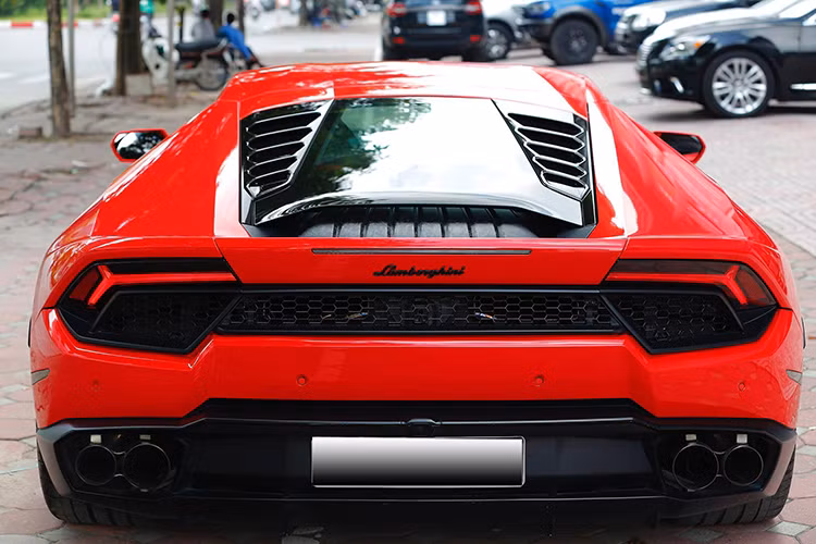 Tại thị trường Việt Nam, sau ngày 1/7/2016, giá siêu xe Lamborghini Huracan LP580-2 được công bố ở mức khoảng 19.899 tỷ đồng. Tuy nhiên mức giá chính hãng hiện nay lên tới hơn 20 tỷ đồng.