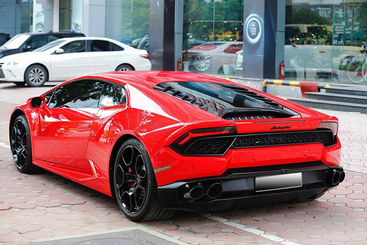 Đây được xem là chiếc siêu xe Lamborghini Huracan LP580-2 chính hãng đầu tiên tại Việt Nam mang màu ngoại thất Rosso Mars nổi bật. So với LP610-4, ngoại hình của Huracan LP580-2 chỉ khác biệt ở một số chi tiết ngoại thất. Chiếc xe này từng thuộc sở hữu của một đại gia kinh doanh đồng hồ xa xỉ ở Hà Nội. Anh sỡ hữu dàn siêu xe gồm những tên tuổi như: F12 berlinetta,Huracan LP580-2,…