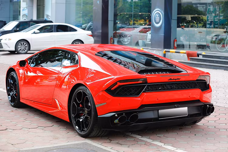 Đây được xem là chiếc siêu xe Lamborghini Huracan LP580-2 chính hãng đầu tiên tại Việt Nam mang màu ngoại thất Rosso Mars nổi bật. So với LP610-4, ngoại hình của Huracan LP580-2 chỉ khác biệt ở một số chi tiết ngoại thất. Chiếc xe này từng thuộc sở hữu của một đại gia kinh doanh đồng hồ xa xỉ ở Hà Nội. Anh sỡ hữu dàn siêu xe gồm những tên tuổi như: F12 berlinetta,Huracan LP580-2,…