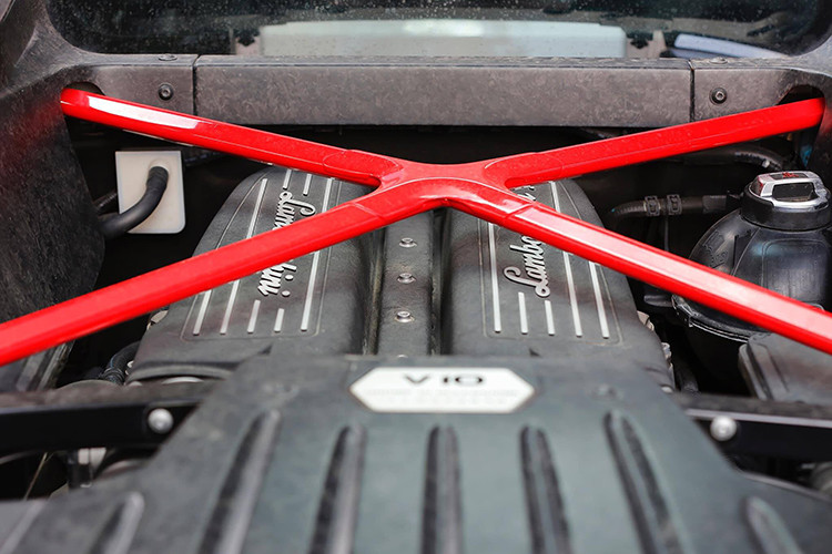 Động cơ của siêu xe này chỉ sinh ra công suất ít hơn 30 mã lực (theo công bố của hãng Lamborghini), dẫn đến thời gian tăng tốc lên 100 km/h chậm hơn 0,6 giây so với đàn anh của mình là LP610-4 trước đây.