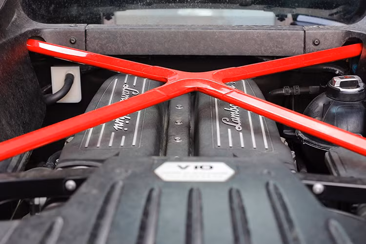 Động cơ của siêu xe này chỉ sinh ra công suất ít hơn 30 mã lực (theo công bố của hãng Lamborghini), dẫn đến thời gian tăng tốc lên 100 km/h chậm hơn 0,6 giây so với đàn anh của mình là LP610-4 trước đây.